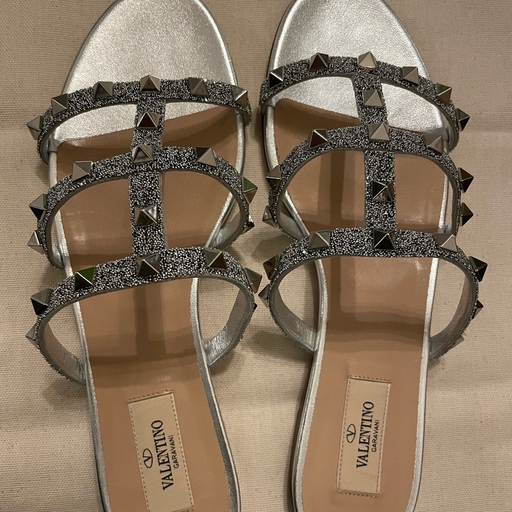 Brand new Valentino flats. Gorgeous and sparkly. Size 39.5. I’m a 39, so TTS